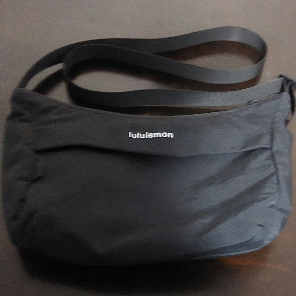 Lululemon sling crossbody bag 2L